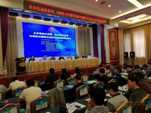 与会成员认真记录会议内容 与会成员认真记录会议内容